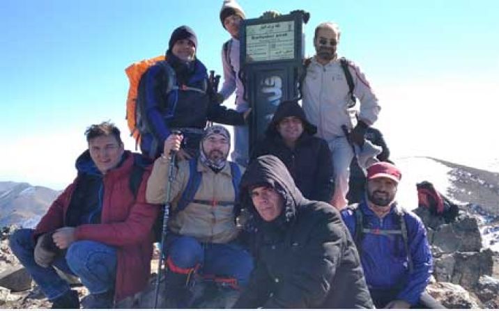 تیم کوهنوردی مخابرات منطقه قم به قله 3200 متری «برف انبار» صعود کرد